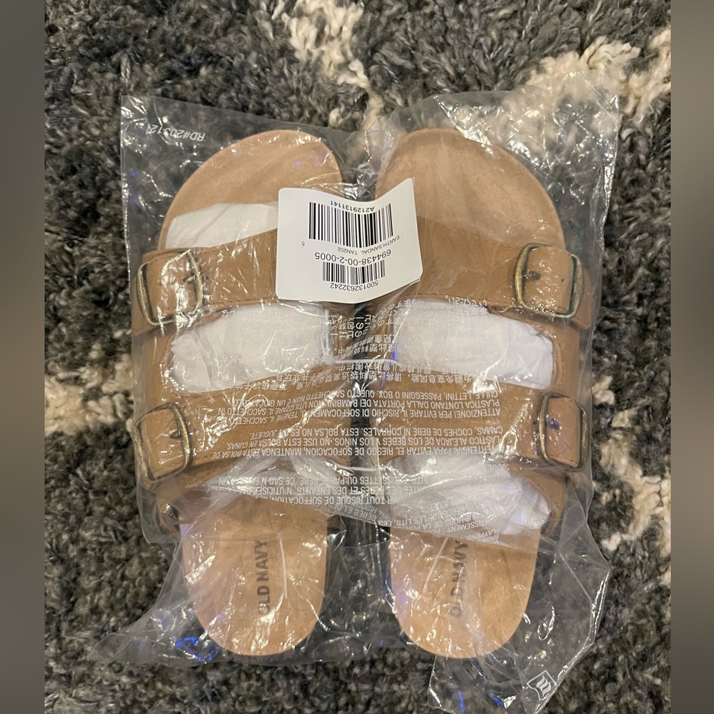 Old navy Birkenstocks size 5Y‎ brand new!